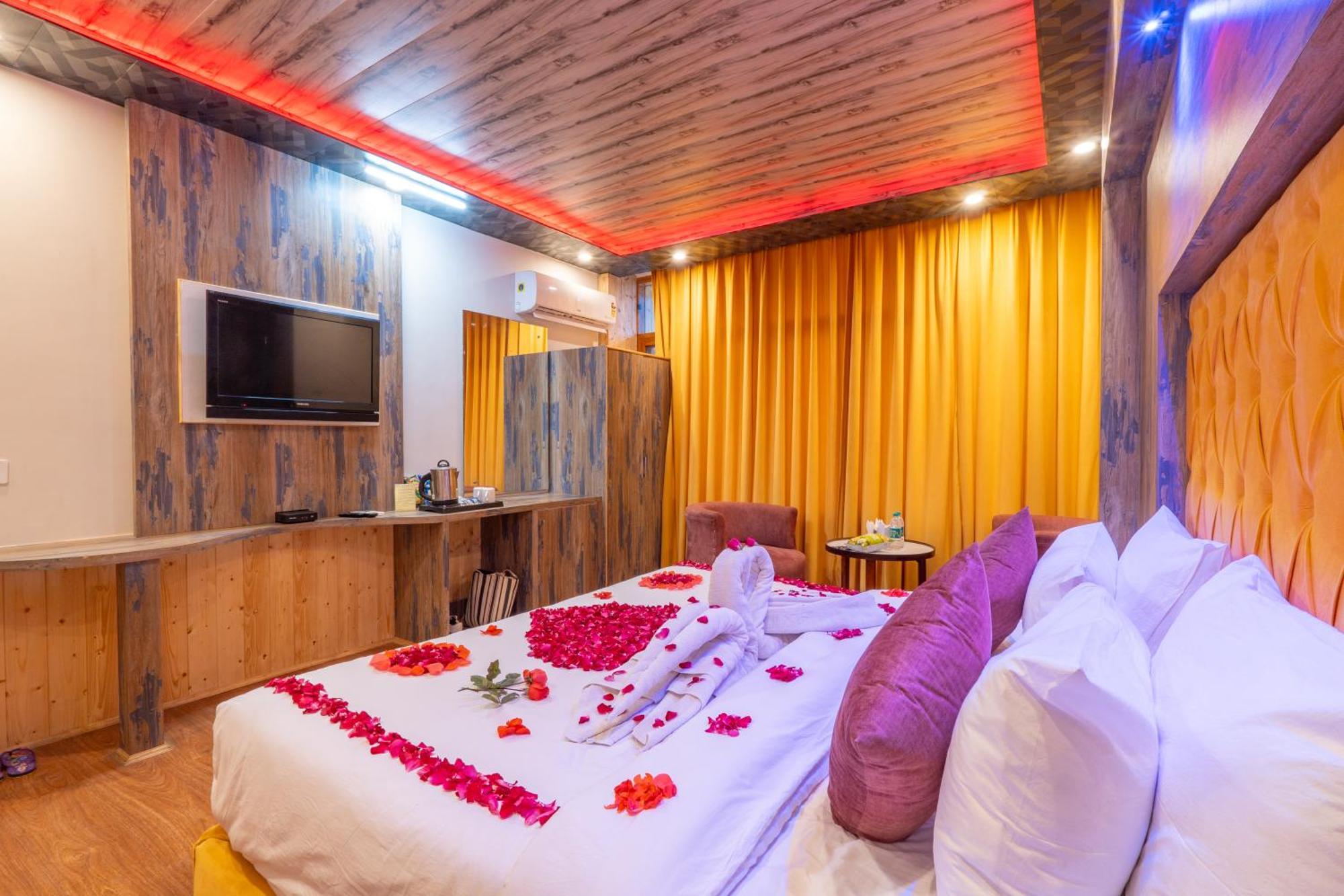 West Western Resort Manali #Neartomallroad #Gym #Lawn #Playingzone #Pooltable #Kidsfriendly #Mountainview #Tabletennis #Familyfriendly #Privateparking ภายนอก รูปภาพ