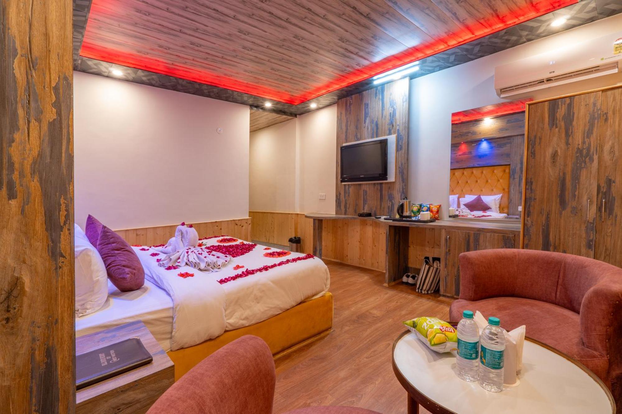 West Western Resort Manali #Neartomallroad #Gym #Lawn #Playingzone #Pooltable #Kidsfriendly #Mountainview #Tabletennis #Familyfriendly #Privateparking ภายนอก รูปภาพ